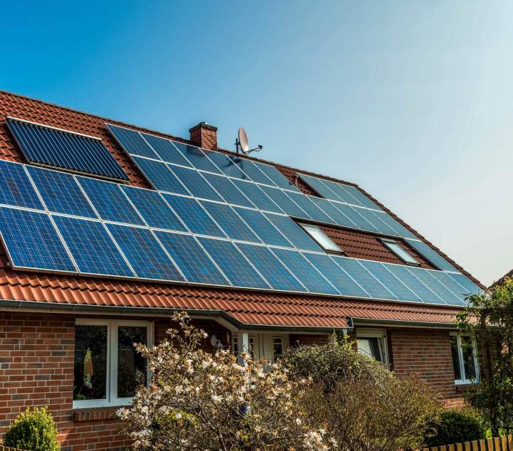 Installation de panneaux solaires pour l'autoconsommation.